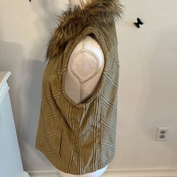 Columbia Tan Corduroy Faux Fur Collar Zip Front Vest Women's Medium EUC - Picture 4 of 14